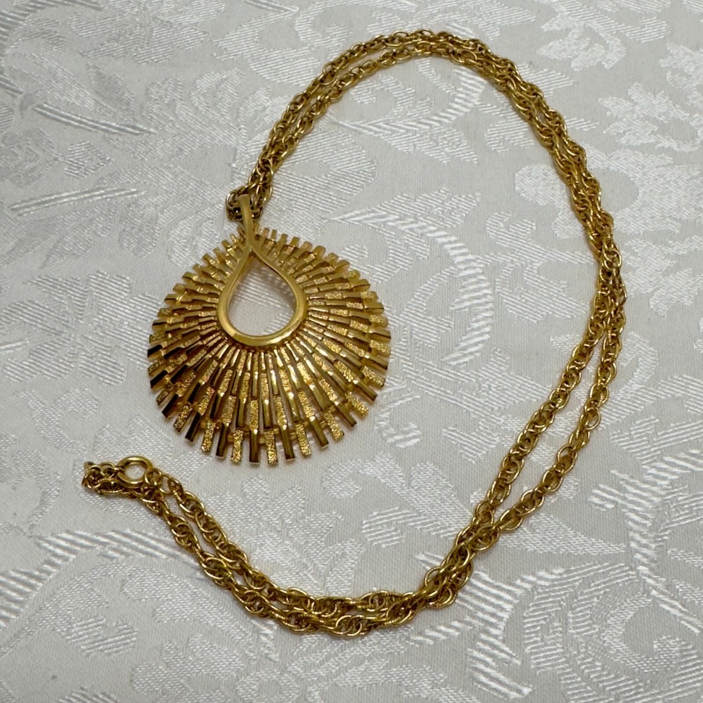 Trifari Necklace Pendant Vtg Brushed Gold Tone Peacock Fan Rope Chain 28" - Picture 2 of 13